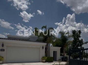 Casa · 521m² · 4 Recámaras · 3 Estacionamientos · Residencia Estilo Americano en Edén Los Sabinos.