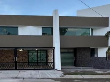 Casa · 425m² · 3 Recámaras · 3 Estacionamientos · Casa en Venta en Gran Jardin León Gto