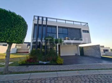 Casa · 411m² · 4 Recámaras · 2 Estacionamientos · Casa en Venta, con Recámara en Planta Baja
