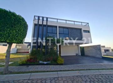 Casa · 411m² · 4 Recámaras · 2 Estacionamientos · Casa en Venta, con Recámara en Planta Baja