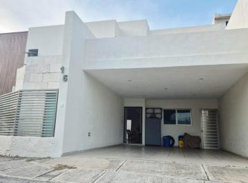 Casa · 245m² · 4 Recámaras · 2 Estacionamientos · Lomas Diamante, Casa en Venta con Recamara Principal en Planta Baja.