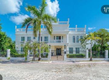 Casa de 4 habitaciones, Cancún · Hermosa Casa en Venta en Lagos del Sol Estilo Neoclásica, Amplio Jardin, Alberca y Terraza