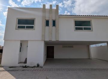 Casa · 400m² · 4 Recámaras · 3 Estacionamientos · Casa en Venta Nueva en Metepec de 4 Recamaras