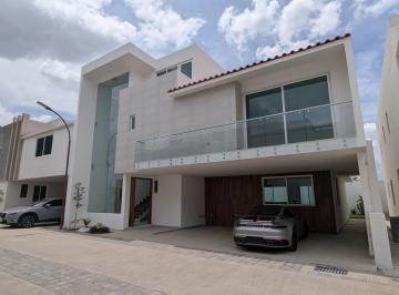 Casa · 493m² · 4 Recámaras · 3 Estacionamientos · Residencia en Venta en Metepec Sobre Av Estado de México