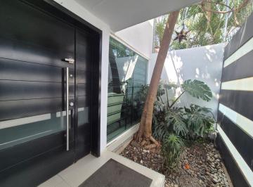 Casa de 4 habitaciones, Zapopan · Amplia y Moderna Casa Remodelada Lista Para Habitarse