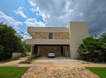 Casa · 432m² · 4 Recámaras · 4 Estacionamientos · Casa en Yucatán Country Club