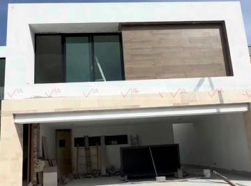 Casa · 310m² · 4 Recámaras · 3 Estacionamientos · Casa en Venta en Yerbaniz