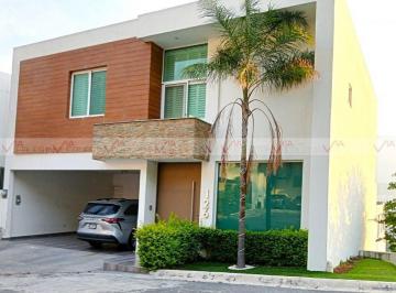 Casa · 410m² · 4 Recámaras · 2 Estacionamientos · Casa en Venta en Monterrey