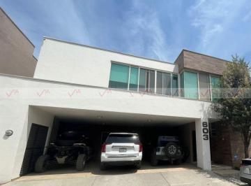 Casa · 298m² · 3 Recámaras · 3 Estacionamientos · Casa en Renta en Cerezos Residencial