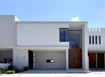 Casa · 215m² · 3 Recámaras · 2 Estacionamientos · Casa en Venta Lomas del Dorado