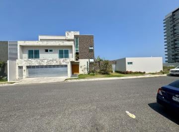 Casa · 554m² · 5 Recámaras · 3 Estacionamientos · Casa en Playas del Conchal
