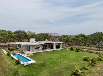 Casa · 310m² · 3 Recámaras · 4 Estacionamientos · Casa en Pueblo Paso del Toro