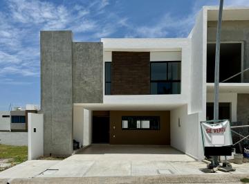 Casa · 211m² · 3 Recámaras · 2 Estacionamientos · Casa en Fraccionamiento Lomas del Dorado
