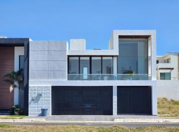 Casa · 385m² · 3 Recámaras · 2 Estacionamientos · Casa en Venta Playas del Conchal