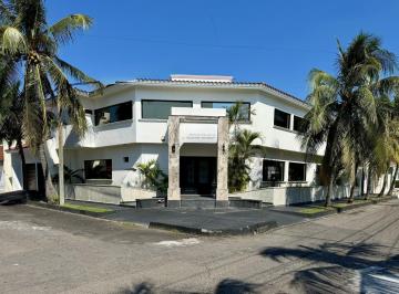 Casa · 776m² · 5 Recámaras · 4 Estacionamientos · Casa en Fraccionamiento Costa de Oro