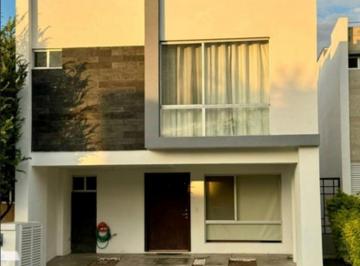 Casa de 3 habitaciones, Querétaro · Hermosa Casa en Venta con Amenidades Como Alberca y Juegos Infantiles