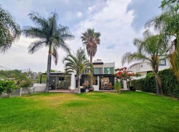 Casa · 330m² · 3 Recámaras · 8 Estacionamientos · Venta Casas Queretaro Jurriquilla Vista Al Campo de Golf Unaplanta