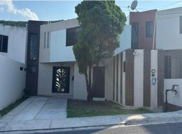 Casa de 3 habitaciones, Monterrey · Casa 3 Recamaras en Calle Tranquila - Cocina y Sanitarios Nuevos