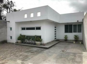 Casa de 2 habitaciones, ApetatitlAn de Antonio Carvajal · Amplia Casa de 1 Nivel