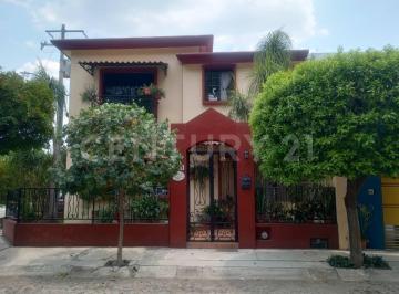 Casa · 249m² · 3 Recámaras · 1 Estacionamiento · Casa en Venta en Esquina Res. Esmeralda