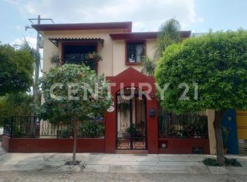 Casa · 250m² · 3 Recámaras · 1 Estacionamiento · Casa en Venta en Esquina Res. Esmeralda.