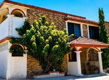 Casa · 376m² · 4 Recámaras · 1 Estacionamiento · Casa en Los Mangos