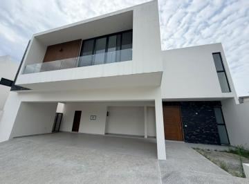 Casa · 467m² · 4 Recámaras · 4 Estacionamientos · Casa en Fraccionamiento Pedregal de La Montaña