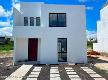 Casa de 3 habitaciones, El Marqués · Casa de Autor en Venta en Privada con Vigilancia