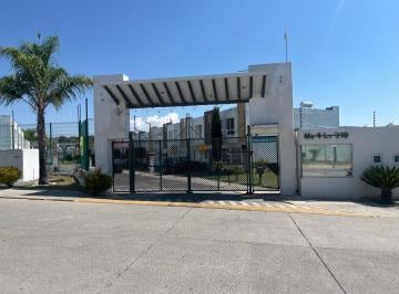  Portón eléctrico con acceso controlado.  · Casa en Venta en Bosques de Chapultepec, Puebla.