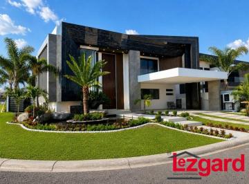 Casa de 4 habitaciones, Atlatlahucan · En Venta Residencia de Lujo con Finos Acabados en Lomas de Cocoyoc