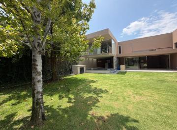 Casa · 570m² · 3 Recámaras · 3 Estacionamientos · Preciosa Casa en Inigualable Ubicación Dentro de Juriquilla