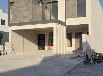 Casa · 325m² · 3 Recámaras · 2 Estacionamientos · Casa en Santiago con Amplio Patio
