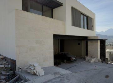 Casa · 490m² · 3 Recámaras · 3 Estacionamientos · Casa de Tres Niveles en Carretera Nacional