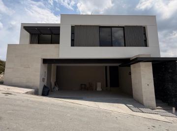 Casa · 490m² · 3 Recámaras · 3 Estacionamientos · Casa de Tres Niveles en Carretera Nacional