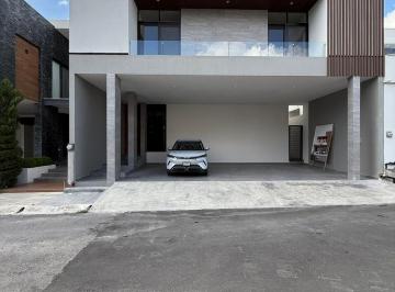 Casa · 356m² · 3 Recámaras · 3 Estacionamientos · Casa en Carretera Nacional Laderas