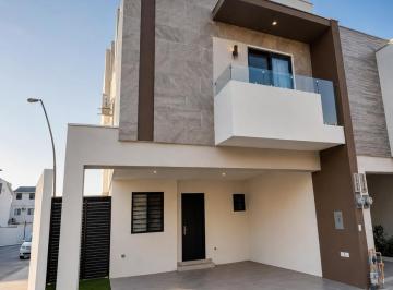 Casa · 2 Estacionamientos · Casa en Renta Cumbres Montenova