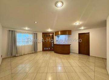 Casa · 366m² · 3 Recámaras · 2 Estacionamientos · Cumbres del Lago Casa con Estudio, Cantina y Jardín de Gran Tamaño en Renta Rah3160