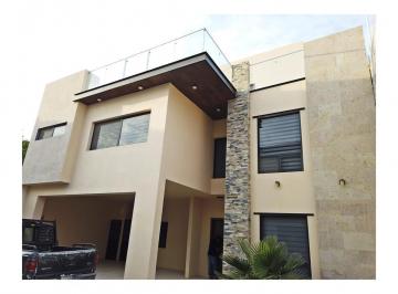 Casa · 338m² · 4 Recámaras · 2 Estacionamientos · Privada Freinet, Casa en Venta en Saltillo, Coah.