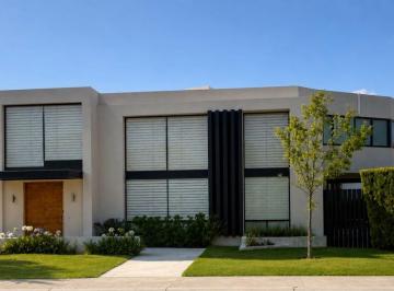 Casa de 4 habitaciones, Querétaro · Casa con 806 m² Superficie de Terreno, 4 Dorm. en Renta en El Campanario