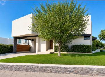 Casa de 4 habitaciones, Querétaro · Casa con 806 m² Superficie de Terreno, 4 Dorm. en Renta en El Campanario