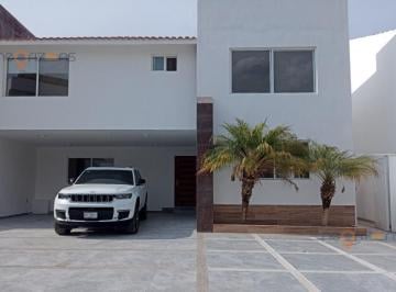 Casa · 420m² · 4 Recámaras · 6 Estacionamientos · Casa Residencial en Renta en Fracc. Club de Golf La Loma Slp