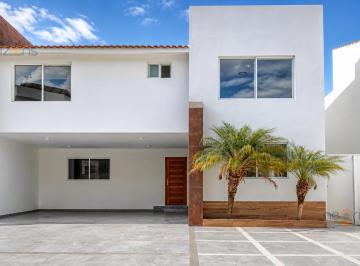 Casa · 420m² · 4 Recámaras · 6 Estacionamientos · Casa Residencial en Renta en Fracc. Club de Golf La Loma Slp