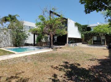 Casa · 483m² · 3 Recámaras · 2 Estacionamientos · Casa en Venta 3 Recamaras con Alberca en Temozon Norte (Gvc - 2832)