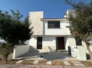 Casa de 3 habitaciones, El Marqués · Casa Premium en Venta en Cd. Maderas, El Marqués, Qro. Condominio Olmo