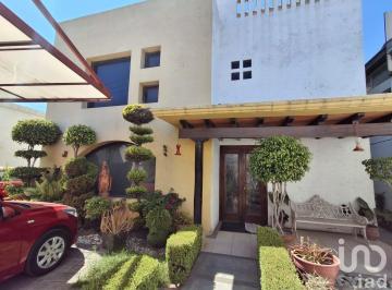 Casa · 288m² · 3 Recámaras · 3 Estacionamientos · Casa en Venta en Las Cuartillas Cerca de La Capu