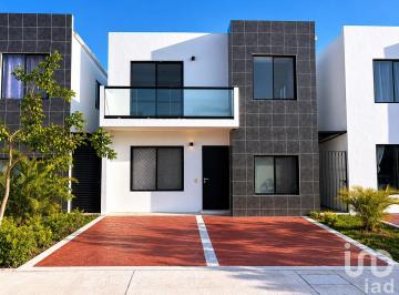 Casa · 112m² · 3 Recámaras · 2 Estacionamientos · Casa en Venta en Conkal Privada Idilia