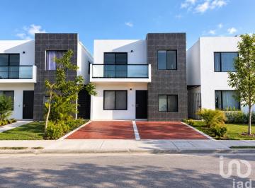 Casa · 112m² · 3 Recámaras · 2 Estacionamientos · Casa Equipada con Recámara en Planta Baja y Amenidades en Idilia Residencial