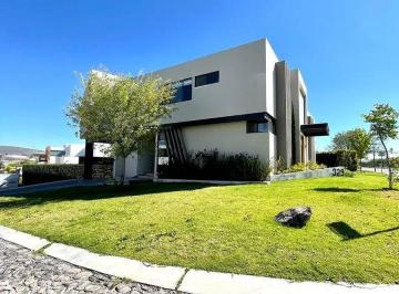 Casa en condominio de 4 habitaciones, Querétaro · Preciosa Casa Colindante a Parque y Lagos en El Campanario