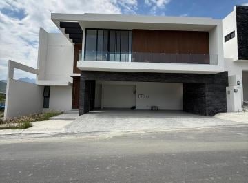 Casa · 4 Recámaras · 4 Estacionamientos · Casa en Carretera Nacional Pedregal de La Montaña