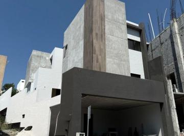 Casa · 304m² · 3 Recámaras · 2 Estacionamientos · Casa en Santiago